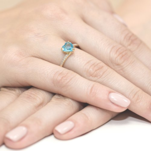 Pierścionek serce z Topazem 1,20ct i Brylantami z żółtego złota próby 585. W-0050T
